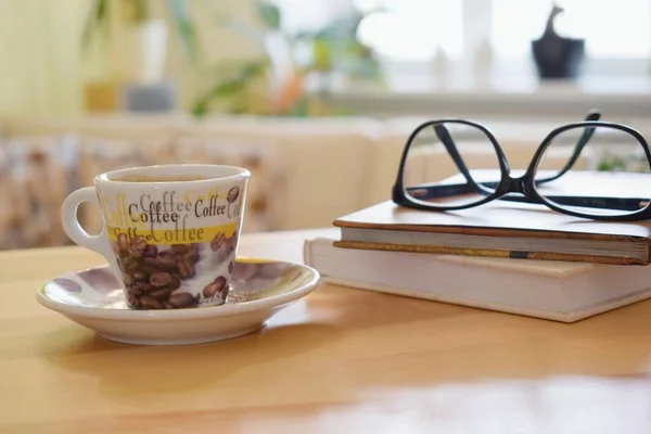 Kopje Koffie Chocolade Boek Glazen Tafel Gezellige Interieur Achtergrond — Stockfoto