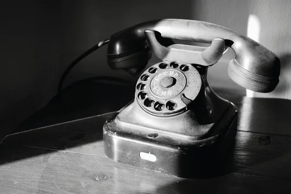 Teléfono Línea Nostálgico Estilo Antiguo Abandonado Blanco Negro — Foto de Stock