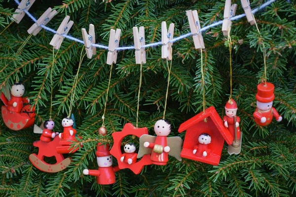 Natürlicher Christbaumschmuck Kleine Figuren — Stockfoto