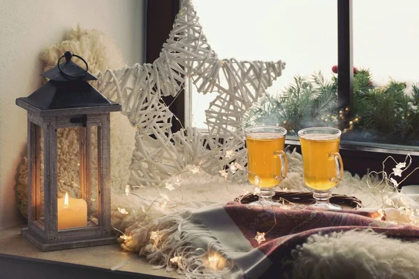 Kerst Stilleven Lantaarn Ster Lichten Twee Kopjes Warme Thee Het — Stockfoto