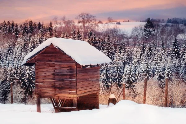 Paisaje Nevado Invierno Con Cabaña Madera Bosque Atardecer —  Fotos de Stock