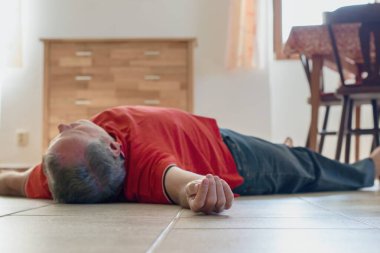 Evde yerde yatan erkek, epilepsi, baygınlık, felç, kaza veya diğer sağlık sorunları, sağlık ve tıbbi konsept