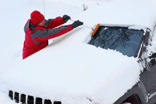 Άνθρωπος Καθαρίζει Χιόνι Από Αυτοκίνητο — Φωτογραφία Αρχείου