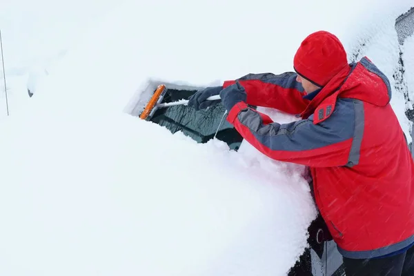 Άνθρωπος Καθαρίζει Χιόνι Από Αυτοκίνητο — Φωτογραφία Αρχείου