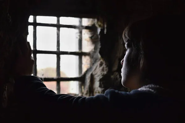 Junge Gefangene Oder Gefangene Frau Schaut Verzweifelt Aus Dem Fenster — Stockfoto