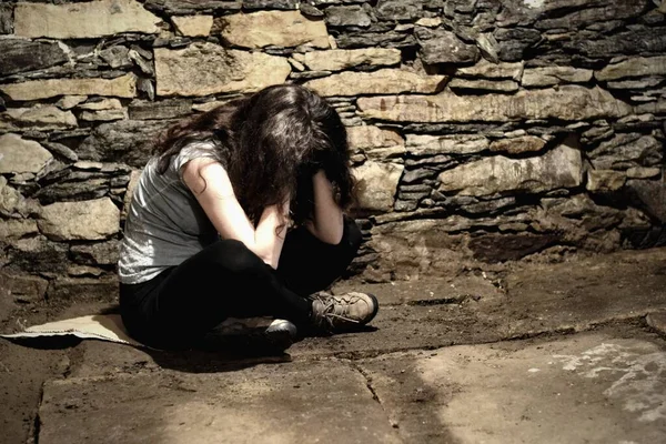 Junge Pannenhelferin Dunklen Keller Opfer Von Gewalt Entführung Oder Gefangenschaft — Stockfoto