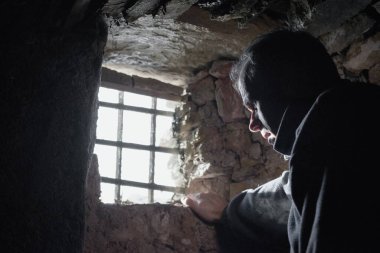 Karanlık yeraltı hücresinde tutsak ya da mahkum