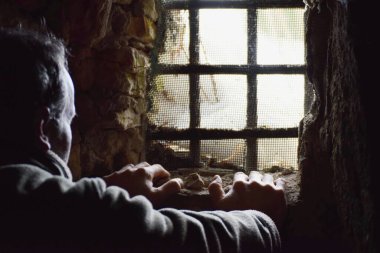 Karanlık yeraltı hücresinde tutsak ya da mahkum