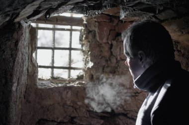 Karanlık yeraltı hücresinde tutsak ya da mahkum