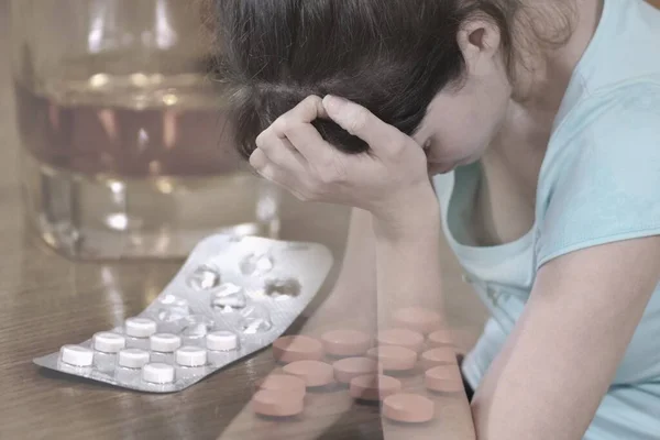 Zusammenbruch Der Frau Halluzination Nach Tabletten Und Alkoholkonsum — Stockfoto