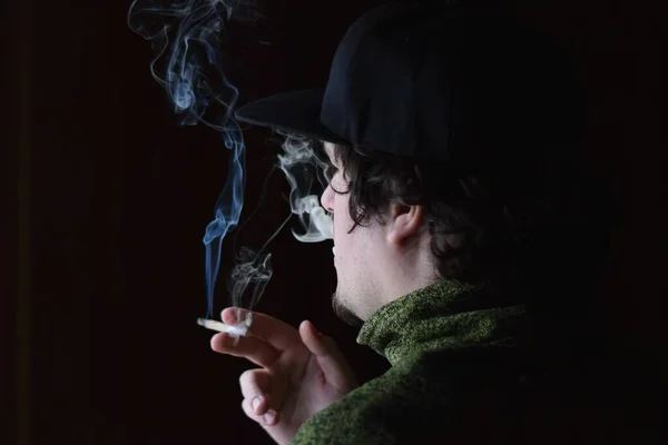 Άνδρας Που Καπνίζει Χόρτο — Φωτογραφία Αρχείου