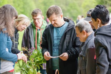 Rybna nad Zdobnici, Çek Cumhuriyeti, 11.5.2019 - Gülümseme Günü, engelli çocuklar için hayırseverlik etkinliği. Mutlu gülümseyen engelli adamın portresi farklı bitkileri tanımayı öğreniyor. 