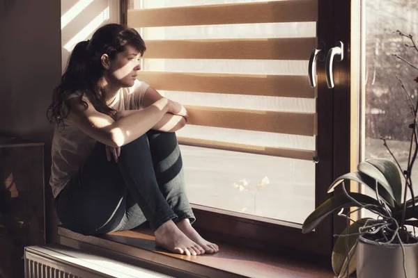 Mulher Jovem Triste Sentado Janela Casa Isolado Observando Conceito Quarentena — Fotografia de Stock