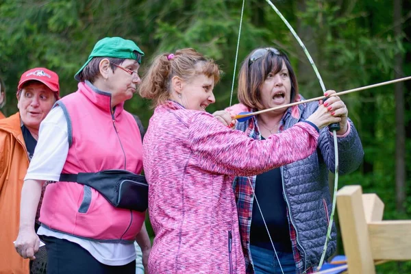 Rybna nad Zdobnici, Çek Cumhuriyeti, 11.5.2019 - Gülümseme Günü, engelli çocuklar için hayırseverlik etkinliği. Spor aktivitelerinde dadısı olan bir grup mutlu engelli kadın.