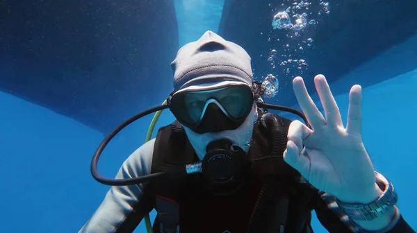 Чоловік Підводний Дайвер Спускається Показуючи Сигнал Гаразд Два Човни Позаду — стокове фото