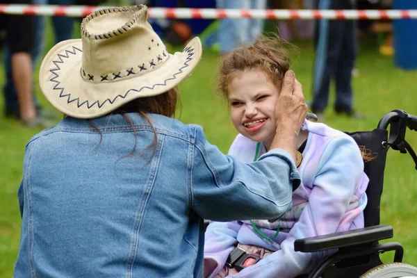 Rybna nad Zdobnici, Çek Cumhuriyeti, 12.5.2018, Gülümseme Günü, engelli çocuklar için hayırseverlik etkinliği. Baba engelli kızı okşuyor..