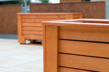 Terasta yeni, tahta, boş saksılar, detaylar.