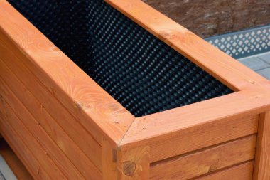 Terasta yeni, tahta, boş saksılar, detaylar.