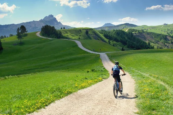 Biker Equitação Caminho Cênico Belas Paisagens Montanha Verão Dolomites Itália — Fotografia de Stock