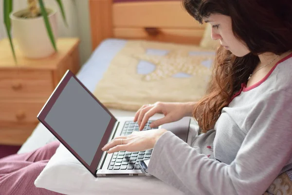 Estudiante Joven Trabajando Computadora Casa Dentro Cuarentena Del Coronavirus — Foto de Stock