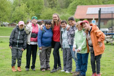 Rybna nad Zdobnici, Çek Cumhuriyeti, 11.5.2019 - Gülümseme Günü, engelli çocuklar için hayırseverlik etkinliği. Bir grup mutlu, gülümseyen özürlü kadın ve bakıcıları.
