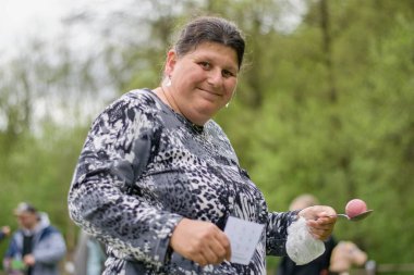 Rybna nad Zdobnici, Çek Cumhuriyeti, 11.5.2019 - Gülümseme Günü, engelli çocuklar için hayırseverlik etkinliği. Komik bir yarışmada gülümseyen engelli kadının portresi.