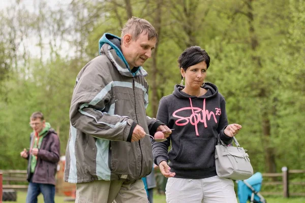 Rybna nad Zdobnici, Çek Cumhuriyeti, 11.5.2019 - Gülümseme Günü, engelli çocuklar için hayırseverlik etkinliği. Komik bir yarışmada asistanıyla birlikte mutlu engelli erkeklerin portresi.