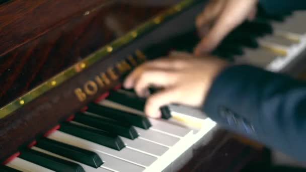 Ragazzo Che Suona Pianoforte Musica Classica — Video Stock