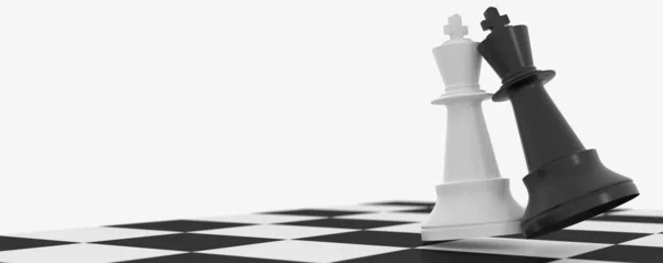 İki insan birbiriyle kavga eder.