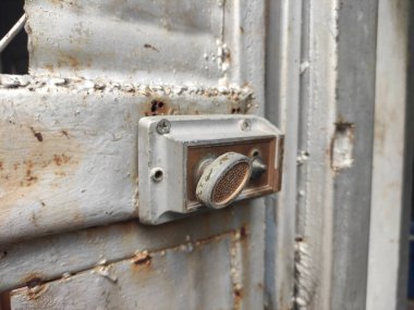 Kilit, fiziksel bir nesne tarafından gizli bilgi sağlayarak ya da kombinasyonuyla ya da sadece kapı zinciri gibi bir taraftan açılabilen bir mekanik ya da elektronik bağlama cihazıdır..