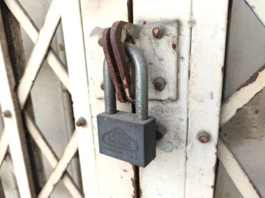 Kilit, fiziksel bir nesne tarafından gizli bilgi sağlayarak ya da kombinasyonuyla ya da sadece kapı zinciri gibi bir taraftan açılabilen bir mekanik ya da elektronik bağlama cihazıdır..