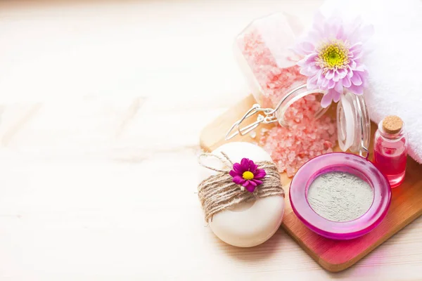 Spa ve doğal kozmetik konsepti. Ahşap arka planda güzellik ve cilt bakımının bileşimi. Üst Manzara. Kapat..