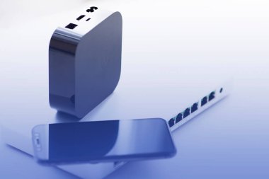 Akıllı ev ve medya konsepti. Bulut anahtarı, akıllı medya oynatıcısı ve beyaz arka planda uzaktan kumanda. Mesajın için yer aç. Yakın çekim..