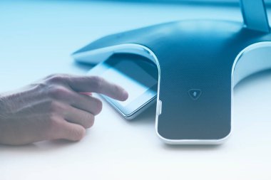 Video toplantısı konsepti. Yüksek çözünürlüklü ekranlı modern video konferans çözeltisi ve beyaz arkaplanda sensör düğmeleri. Yakın çekim.