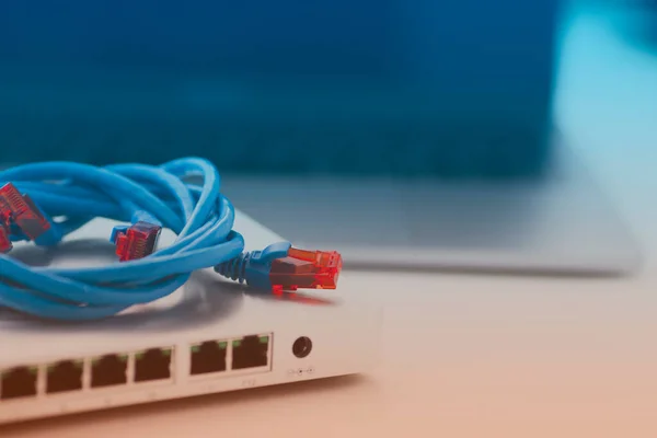 Atılgan ekipman konsepti. Beyaz arkaplanda parlak kablolar kullanarak siyah ve gümüş bulut düğmeleri birbirine bağlanır. Yönlendiricileri hazırlayın. Mesajın için yer aç. Yakın çekim..