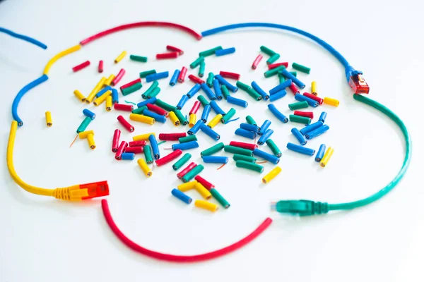 Bulut servisi konsepti. Kablolardan yapılmış parlak bulut logosu bulut şalterine ve uç noktalarına bağlı. Yakın çekim..