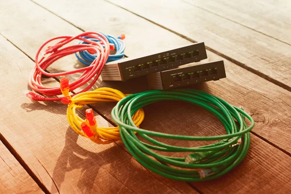 Merkez ofis konsepti. Siyah ve gümüş bulut düğmeleri ahşap arka plandaki parlak kabloları kullanarak birbirine bağlanıyor. Akıllı ev aletleri. Mesajın için yer aç. Yakın çekim..