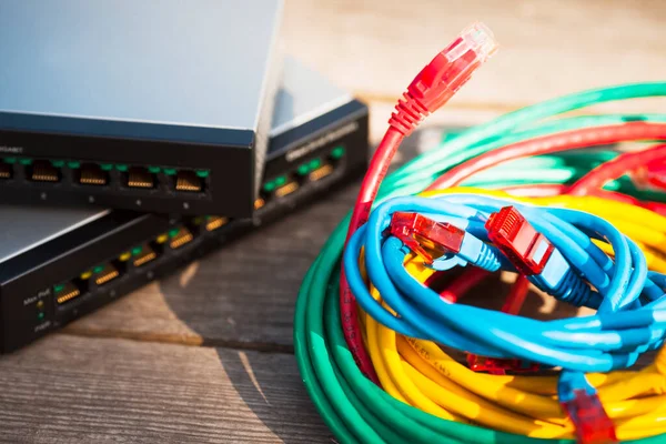 Merkez ofis konsepti. Siyah ve gümüş bulut düğmeleri ahşap arka plandaki parlak kabloları kullanarak birbirine bağlanıyor. Akıllı ev aletleri. Mesajın için yer aç. Yakın çekim..