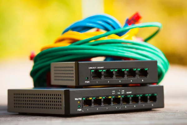 Merkez ofis konsepti. Siyah ve gümüş bulut düğmeleri ahşap arka plandaki parlak kabloları kullanarak birbirine bağlanıyor. Akıllı ev aletleri. Mesajın için yer aç. Yakın çekim..