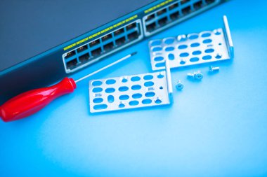 Şirket ağ konsepti. Mavi arkaplanda ethernet anahtarları, erişim noktaları, kablolar, bağlayıcılar, dizüstü bilgisayarlar. Üst Manzara. Mesaj atmak için yer var. Kapat..