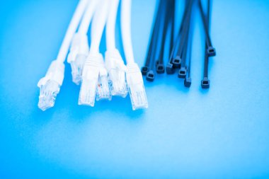 Şirket ağ konsepti. Mavi arkaplanda ethernet anahtarları, erişim noktaları, kablolar, bağlayıcılar, dizüstü bilgisayarlar. Üst Manzara. Mesaj atmak için yer var. Kapat..