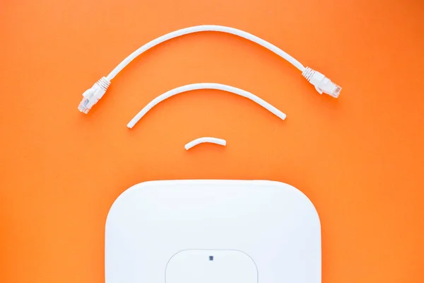 Şirket ağ konsepti. Kablosuz (wi-fi) simgesi. Turuncu arka planda erişim noktaları (APs). Üst Manzara. Mesaj atmak için yer var. Kapat..