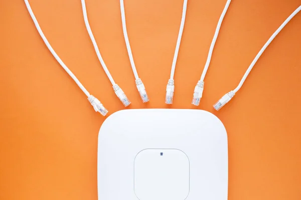 Şirket ağ konsepti. Kablosuz (wi-fi) simgesi. Turuncu arka planda erişim noktaları (APs). Üst Manzara. Mesaj atmak için yer var. Kapat..