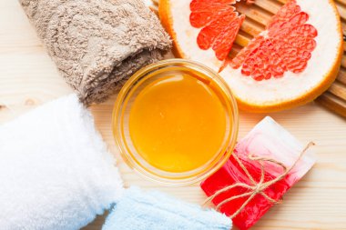 Doğal kozmetik ürünleri, spa, cilt bakımı ve vücut bakımı. Bir dizi sabun, meyve, farklı yağlı şişeler ve bal. Üst Manzara. Mesaj atmak için yer var. Düz yatıyordu. Kapat..