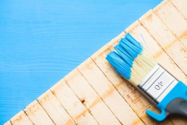 İnşaat ve onarım konsepti. Ahşap arka planda yenileme aletleri var. Üst Manzara. Mesaj atmak için yer var. Düz yatıyordu. Kapat..