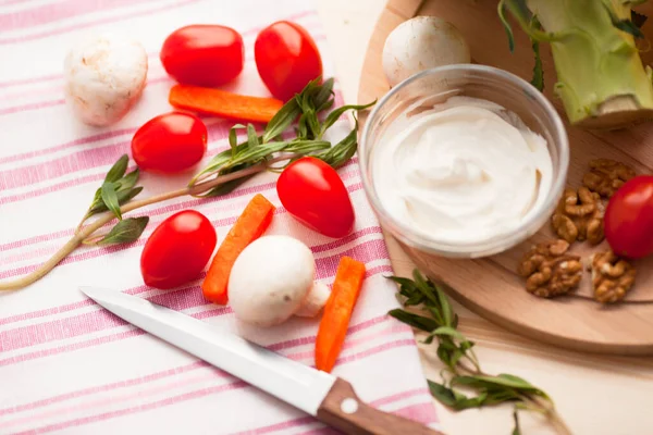 Sağlıklı gıda konsepti. Ahşap arka planda taze organik sebzeler. Biber, mantar, brokoli, havuç. Yemek yapmak için gerekli malzemeler. Kapatın. Üst görünüm.