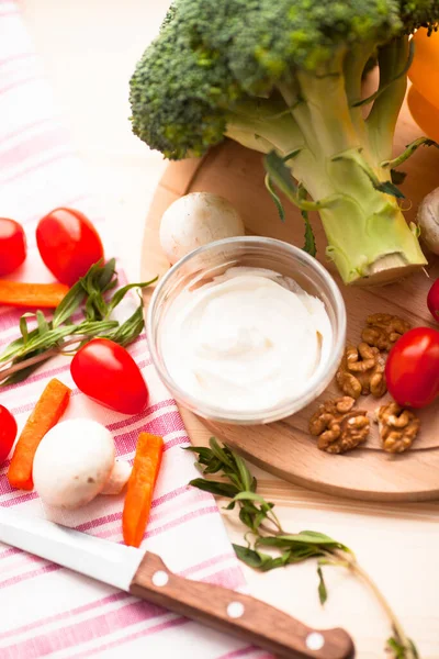 Sağlıklı gıda konsepti. Ahşap arka planda taze organik sebzeler. Biber, mantar, brokoli, havuç. Yemek yapmak için gerekli malzemeler. Kapatın. Üst görünüm.