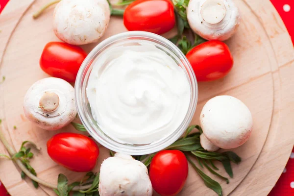 Sağlıklı gıda konsepti. Ahşap arka planda taze organik sebzeler. Biber, mantar, brokoli, havuç. Yemek yapmak için gerekli malzemeler. Kapatın. Üst görünüm.