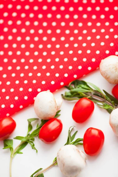 Sağlıklı gıda konsepti. Ahşap arka planda taze organik sebzeler. Biber, mantar, brokoli, havuç. Yemek yapmak için gerekli malzemeler. Kapatın. Üst görünüm.