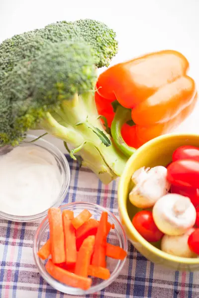 Sağlıklı gıda konsepti. Ahşap arka planda taze organik sebzeler. Biber, mantar, brokoli, havuç. Yemek yapmak için gerekli malzemeler. Kapatın. Üst görünüm.